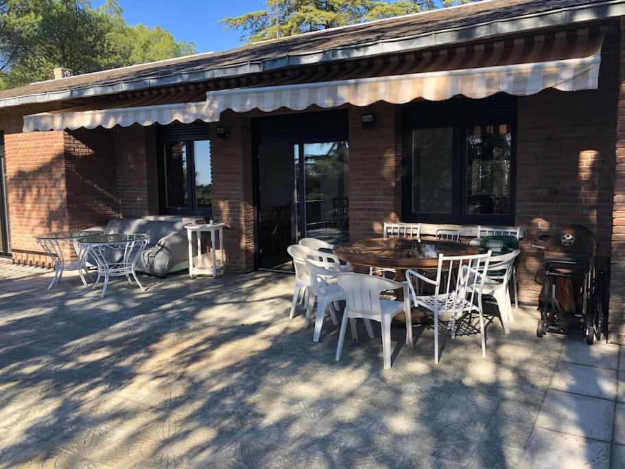 Rana, Con Amplio Jardin, Barbacoa Y Piscina Valdemorillo